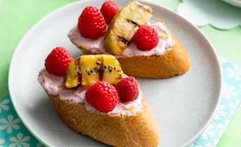 Bruschetta met gegrilde kiwi en framboos