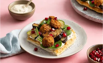 Geroosterde groenten met falafel en naanbrood