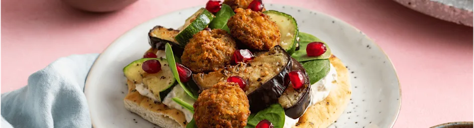 Geroosterde groenten met falafel en naanbrood