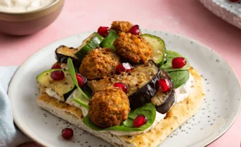 Geroosterde groenten met falafel en naanbrood