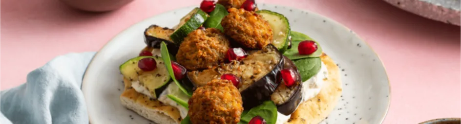 Geroosterde groenten met falafel en naanbrood