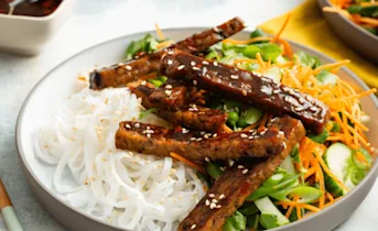 Aziatische salade met vegetarische burgerreepjes