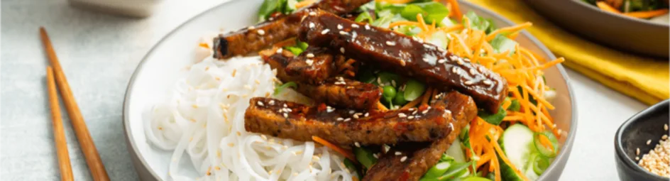 Aziatische salade met vegetarische burgerreepjes