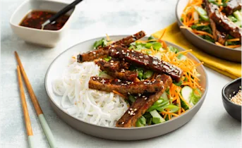 Aziatische salade met vegetarische burgerreepjes