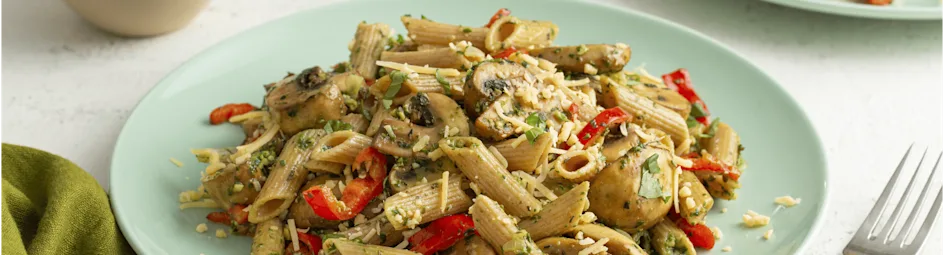 Volkorenpasta met pesto en champignons