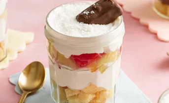 Trifle van vers fruit en cake