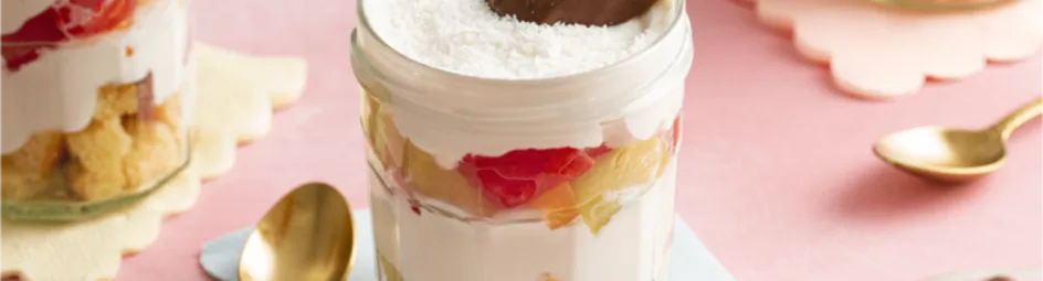 Trifle van vers fruit en cake