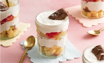 Trifle van vers fruit en cake