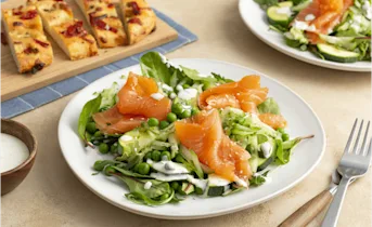 Rucolasalade met geroosterde courgette en gerookte zalm