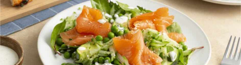 Rucolasalade met geroosterde courgette en gerookte zalm