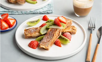 Wentelteefjes van ontbijtkoek met vers fruit