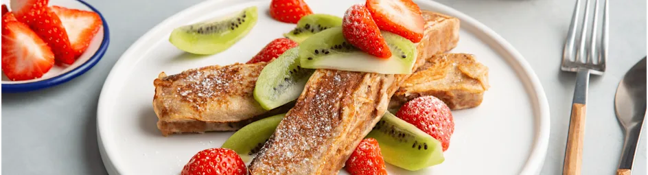 Wentelteefjes van ontbijtkoek met vers fruit