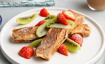 Wentelteefjes van ontbijtkoek met vers fruit