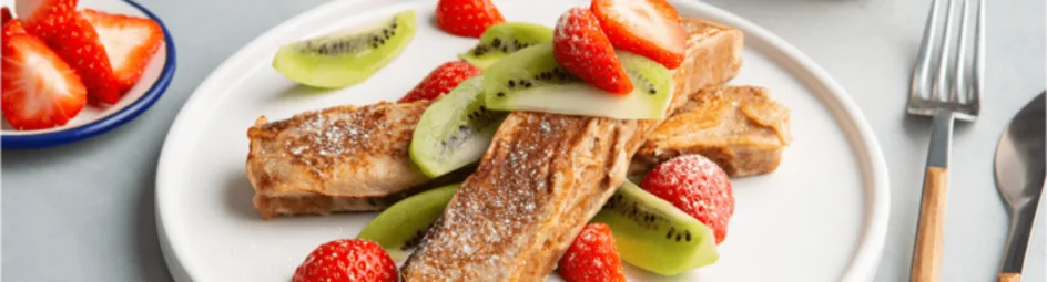 Wentelteefjes van ontbijtkoek met vers fruit