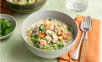 Noedelsoep met kokos en zalm