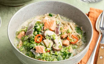 Noedelsoep met kokos en zalm