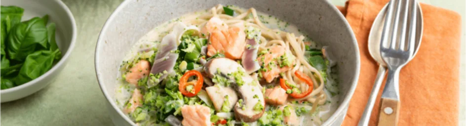 Noedelsoep met kokos en zalm