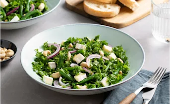 Boerenkoolsalade met brie en cashewnoten