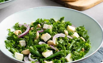 Boerenkoolsalade met brie en cashewnoten