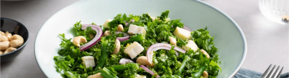 Boerenkoolsalade met brie en cashewnoten
