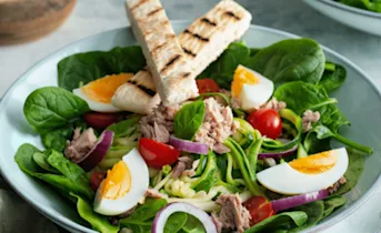 Tonijnsalade met courgette en mosterdsaus