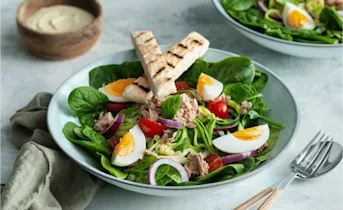 Tonijnsalade met courgette en mosterdsaus