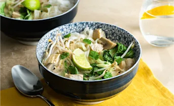 Thaise noedelsoep met kip en paksoi