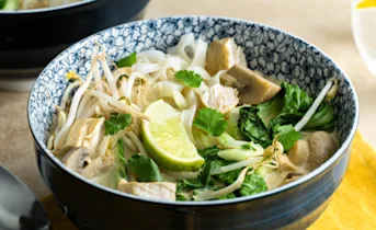 Thaise noedelsoep met kip en paksoi