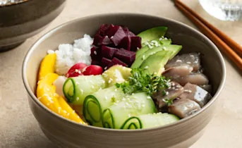 Poké bowl met Hollandse haring, rode biet en mango