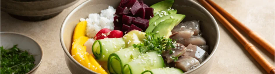 Poké bowl met Hollandse haring, rode biet en mango