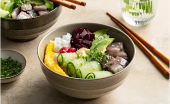 Poké bowl met Hollandse haring, rode biet en mango