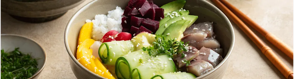 Poké bowl met Hollandse haring, rode biet en mango