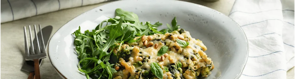 Mac and cheese met blauwe kaas en groene groenten