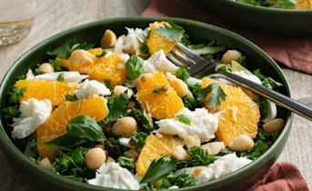 Salade van witlof, sinaasappel en mozzarella