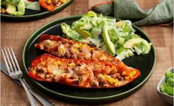 Gevulde Mexicaanse puntpaprika's met groene salade