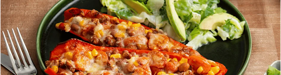 Gevulde Mexicaanse puntpaprika's met groene salade