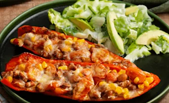 Gevulde Mexicaanse puntpaprika's met groene salade