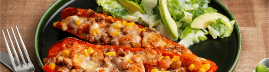 Gevulde Mexicaanse puntpaprika's met groene salade