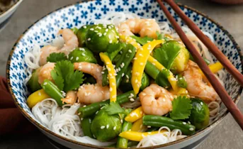 Noedelsalade met spruitjes, garnalen en mango