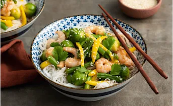 Noedelsalade met spruitjes, garnalen en mango