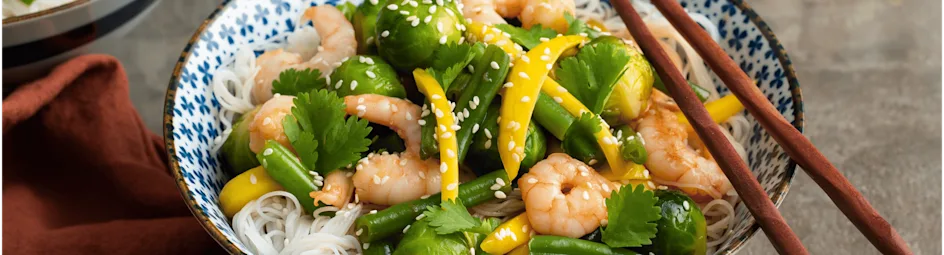 Noedelsalade met spruitjes, garnalen en mango