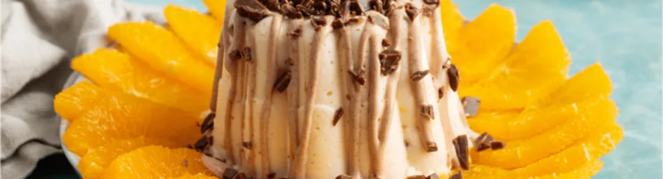 Chipolatapudding met kokos-kaneelsaus, sinaasappel en choco brownie fudge
