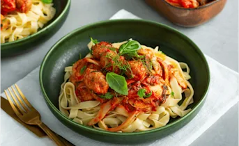 Tagliatelle met varkenssaucijs, venkel en tomaat