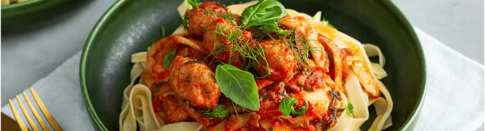 Tagliatelle met varkenssaucijs, venkel en tomaat