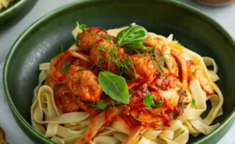 Tagliatelle met varkenssaucijs, venkel en tomaat