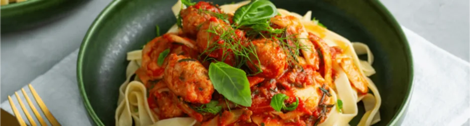 Tagliatelle met varkenssaucijs, venkel en tomaat