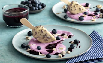 White cookie Magnum met kwark en blauwe bessensaus