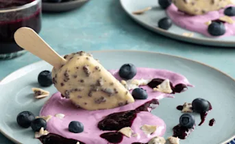 White cookie Magnum met kwark en blauwe bessensaus