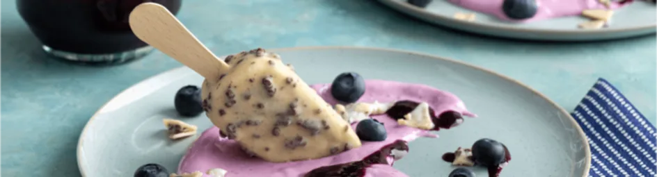 White cookie Magnum met kwark en blauwe bessensaus