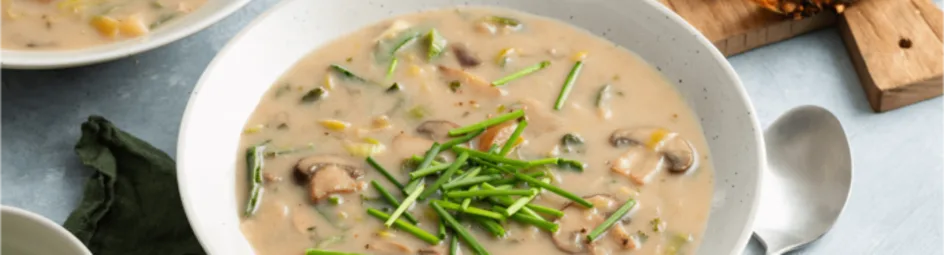 Romige champignonsoep met kaas-uienkruier sneetjes